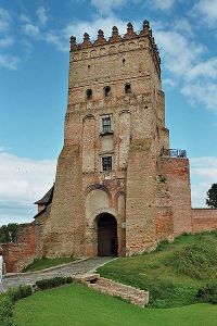400px Lutsk castle tower1 200x300 Крепостные укрепления Жолквы