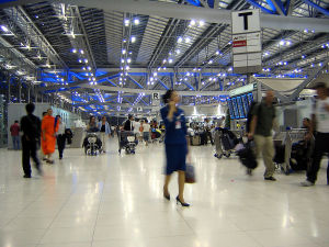 800px Suvarnabhumi Airport Departures Hall Bangkok Thailand 300x225  Этот «страшный» вокзал    как вести себя в аэропорту