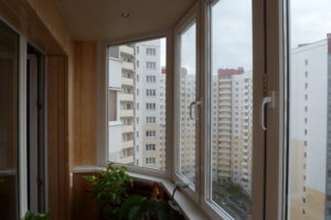 steklopaketyi na balkon 300x200 С помощью каких конструкций лучше всего остеклить балкон?